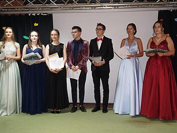 Wurden als Beste ausgezeichnet (von links):  Laurine Kohlhepp,  Maria Ziegler, Franziska Gottwalt, Moritz Seidl, Felix Opitz, Gina  Martin und Isabell Amrhein.  Marion Eckert