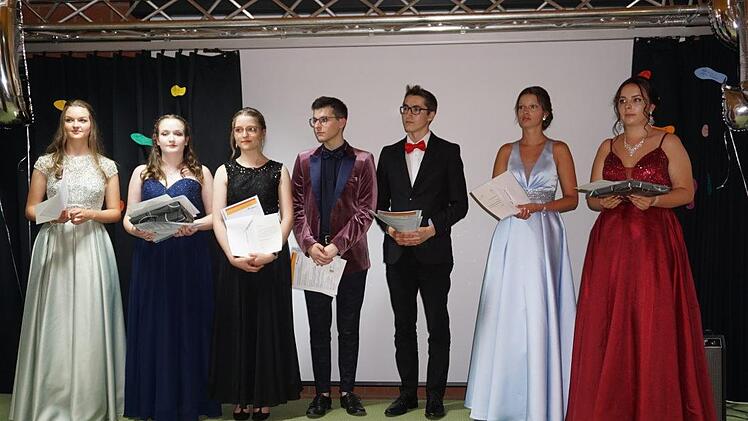 Wurden als Beste ausgezeichnet (von links):  Laurine Kohlhepp,  Maria Ziegler, Franziska Gottwalt, Moritz Seidl, Felix Opitz, Gina  Martin und Isabell Amrhein.  Marion Eckert