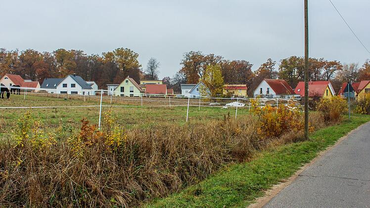 Von der Schreinerei Löhr im Süden bis zur Straße Richtung Aisch (im Vordergrund) wird sich das neue Baugebiet "Kühtrieb II" in Pommersfelden erstrecken. Das Neubaugebiet schließt sich an "Kühtrieb I" an, dessen Bebauung im Bild zu sehen ist.  Foto: Evi Seeger (Archiv)