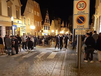 Spät abends treffen sich am Wochenende Hunderte junger Leute in der Oberen Stadt.