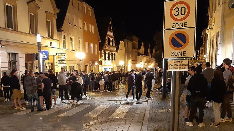 Spät abends treffen sich am Wochenende Hunderte junger Leute in der Oberen Stadt.