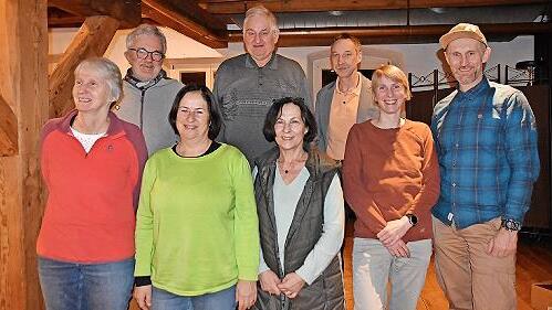 F&uuml;r ihre Treue wurden geehrt (erste Reihe v.l.): Birgit M&uuml;ller (40 Jahre), Ute Weber (25 Jahre), Monika Rupprecht (40 Jahre), Annatina Schmitt (1. Vorsitzende), Alexander H&ouml;hn (2. Vorsitzender); (zweite Reihe v.l.) Thomas Zapf (60 Jahre), Martin B...