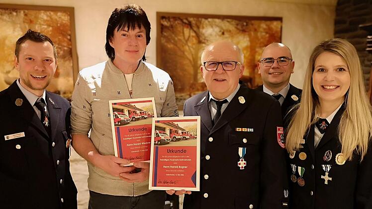 Für ihre Treue im Feuerwehrverein wurden Harald Wiedow (40 Jahre) und Harald Bogner (50 Jahre) geehrt.