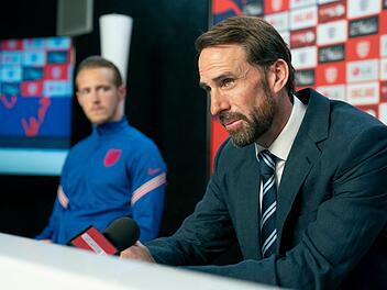 Nach dem preisgekr&ouml;nten Theaterst&uuml;ck nun die BBC-Miniserie "Dear England": Englands Nationaltrainer Gareth Southgate (Joseph Fiennes, rechts) soll endlich Erfolge liefern. Er und sein Kapit&auml;n Harry Kane (Will Antenbring) haben ein enges Vertrauensverh&auml;ltnis.