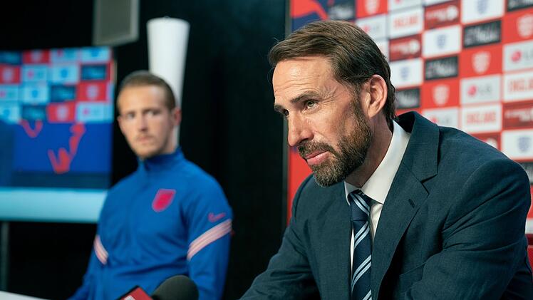 Nach dem preisgekr&ouml;nten Theaterst&uuml;ck nun die BBC-Miniserie "Dear England": Englands Nationaltrainer Gareth Southgate (Joseph Fiennes, rechts) soll endlich Erfolge liefern. Er und sein Kapit&auml;n Harry Kane (Will Antenbring) haben ein enges Vertrauensverh&auml;ltnis.