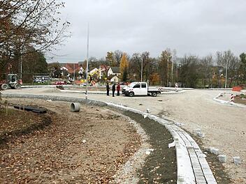 Auch Buttenheim (im Hintergrund) erhält einen Kreisverkehr. Damit soll bis Ende des Jahres die Kreuzung zwischen dem Ort und seinen Bierkellern mit der Staatsstraße "entschärft" werden. Fotos: Barbara Herbst