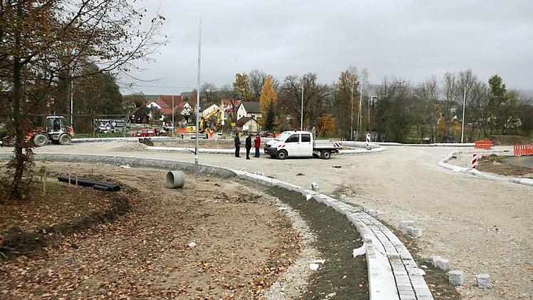 Auch Buttenheim (im Hintergrund) erhält einen Kreisverkehr. Damit soll bis Ende des Jahres die Kreuzung zwischen dem Ort und seinen Bierkellern mit der Staatsstraße "entschärft" werden. Fotos: Barbara Herbst
