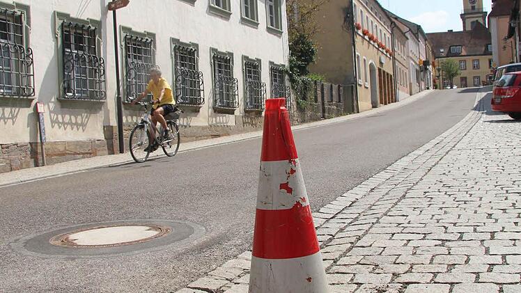 Innerorts hebt die Firma ABS Meile die Kanaldeckel an, danach bessert die Firma Günther Bau ebenfalls nach, denn sie hatte schon einen Teil der Kanaldeckel im vergangenen Jahr saniert, doch wegen der immensen Belastung durch den Schwerlastverkehr haben sich die Deckel schon wieder gesetzt.