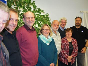 Der neue Vorstand, von links Manfred Brecht, Stefan Distler, Erich Koch, Ulrike Moldenhauer-Alzner (neue Vorsitzende), Rainer Moser, Lothar Fleischmann, Anita Ruß und Frank Neunreither Foto: Heike Reinersmann