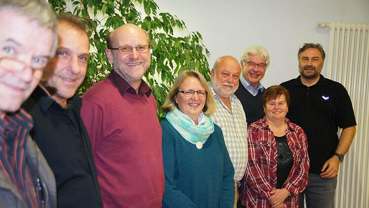 Der neue Vorstand, von links Manfred Brecht, Stefan Distler, Erich Koch, Ulrike Moldenhauer-Alzner (neue Vorsitzende), Rainer Moser, Lothar Fleischmann, Anita Ruß und Frank Neunreither Foto: Heike Reinersmann