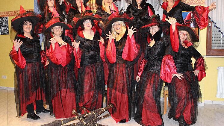 So sehen die Kostüme der "Sexy Recken Hexen" aus. Die Besen sind wohl noch handgebunden und lagen über Jahre in der Scheune.  Foto: privat