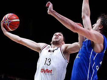 Der in Bamberg spielende Lette Janis Strelnieks verscuht hier gegen den überragenden tschechischen Power Forward Jan Vesely einen schwierigen Korbleger. Foto: Sebastien Nogier/dpa