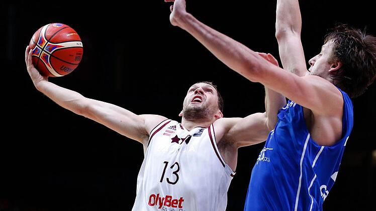 Der in Bamberg spielende Lette Janis Strelnieks verscuht hier gegen den überragenden tschechischen Power Forward Jan Vesely einen schwierigen Korbleger. Foto: Sebastien Nogier/dpa