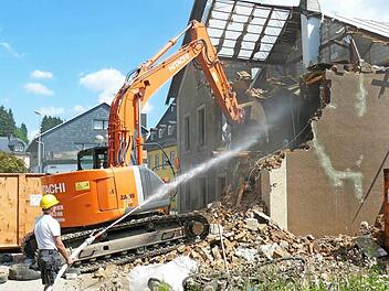 2011 wurde das alte Rathaus abgerissen, jetzt rückt die Gestaltung des Radonplatzes in der Kulmbacher Straße näher.  Foto: Claudia Meisel/Archiv