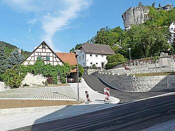 Das Kriegerdenkmal ist über die Straße umgezogen in eine gefällige Anlage. An seinem vorherigen Standort gibt es jetzt einige Stellplätze. Foto: Paul Pöhlmann