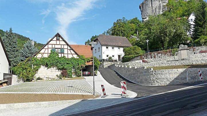 Das Kriegerdenkmal ist über die Straße umgezogen in eine gefällige Anlage. An seinem vorherigen Standort gibt es jetzt einige Stellplätze. Foto: Paul Pöhlmann
