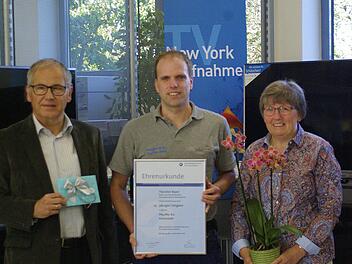 Für 25 Jahre Treue nahm Jubilar Thorsten Bayer (M.) die Ehrenurkunde der Handwerkskammer entgegen. Dazu gratulierten Hermann und Jutta Pfeuffer. Foto: Winfried Ehling