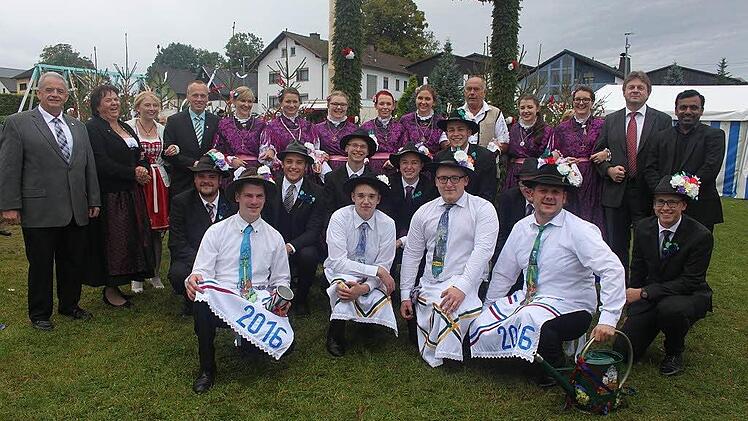 Die ganze Trachtengesellschaft mit den Ehrengästen. Foto: Veronika Schadeck