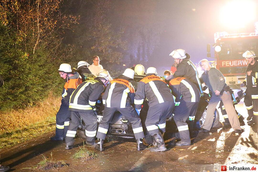 Alfa schleudert im Kreis Hof gegen Bäume