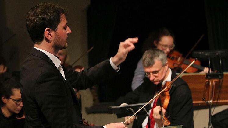 Junge Talente aus der Region und Profis des Philharmonischen Orchester musizierten zusammen beim "Concert for Kids" unter Leitung von Dominik Tremel im Landestheater Coburg. Foto: Jochen Berger