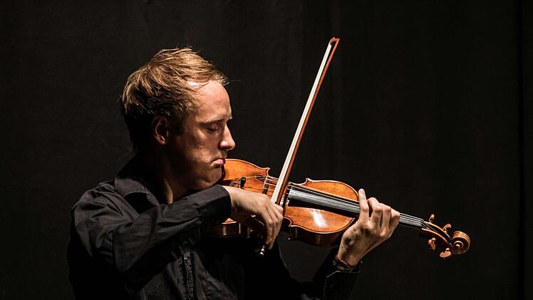 Das Philharmonische Quartett München, die Harfenistin Teresa Zimmermannund Egbert Tholl als Sprecher interpretierten "Die Maske des roten Todes" von Edgar Allen Poe in der Vertonung von André Caplet.Foto: Jochen Berger