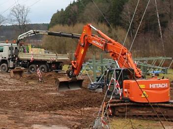 Bei Mitwitz wird am Bahnstrom-Netz gearbeitet. Foto: Marco Meißner