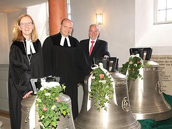Dekanin Stefanie Ott-Frühwald, Pfarrer Michael Bergner und Vertrauensmann Matthias Bauer freuen sich riesig über die neuen Glocken. Die Gemeinde hat die Anschaffung mit einem regelrechten Kraftakt gestemmt. Foto: Michael Stelzner