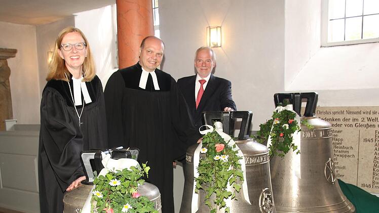 Dekanin Stefanie Ott-Frühwald, Pfarrer Michael Bergner und Vertrauensmann Matthias Bauer freuen sich riesig über die neuen Glocken. Die Gemeinde hat die Anschaffung mit einem regelrechten Kraftakt gestemmt. Foto: Michael Stelzner