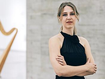 Die Harfenistin Fabienne Partsch gastiert am 20. März im Untergeschoss des Pfarrhauses von Trebgast.