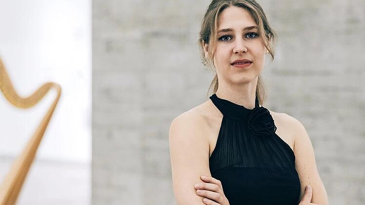 Die Harfenistin Fabienne Partsch gastiert am 20. März im Untergeschoss des Pfarrhauses von Trebgast.