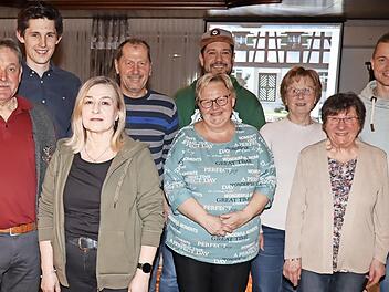 Das neue Vorstandsteam stellt sich vor (v. l.): Vorsitzender Gerhard Stark, Felix Dietz, Simone Hollweg, Wolfgang Kraus, Monika Dietz, Robert Marr, die Ehrenvorsitzende Marlene Müller sowie Renate Grünbeck und Christian Gampert.