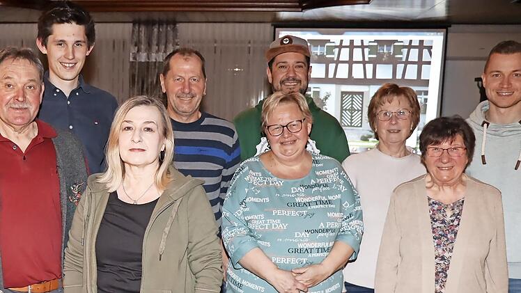 Das neue Vorstandsteam stellt sich vor (v. l.): Vorsitzender Gerhard Stark, Felix Dietz, Simone Hollweg, Wolfgang Kraus, Monika Dietz, Robert Marr, die Ehrenvorsitzende Marlene Müller sowie Renate Grünbeck und Christian Gampert.