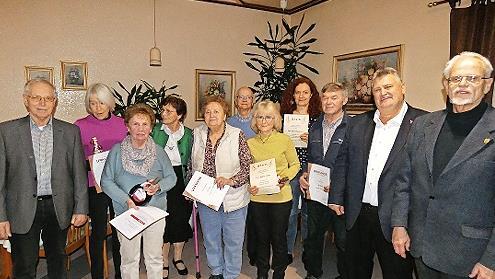 Ehrungen beim Gesangverein 1978 Himmelkron – unser Bild zeigt (von links): Vorsitzender Hans Matussek, Chorleiterin Renate Palder, Linda Fischer, Marianne Strömsdörfer, Erna Lauterbach, Rolf Landmann, Gudrun Oeckl, Luise Wunderlich, Hans Spiller, ...