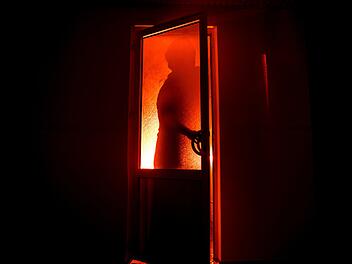 bedrohlich, einbrecher, türe, Silhouette einer unbekannten Schattenfigur an einer Tür durch eine geschlossene Glastür. Die Silhouette eines Menschen vor einem Fenster in der Nacht. Scary Szene Halloween Konzept der unscharfen Silhouette von Maniac.