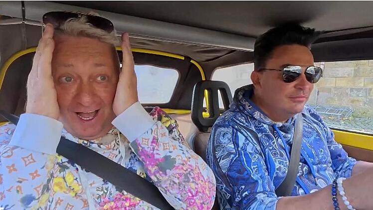 Hubert Fella und Matthias Mangiapane eilen zum nächsten Produkttest.