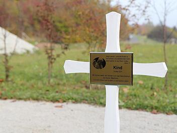 Das tote  Baby wurde wenige  Tage, nachdem es nahe  Walsdorf gefunden worden war, auf dem Friedhof der  Gemeinde im Landkreis  Bamberg  beigesetzt. Erst  Wochen später konnte die  Polizei seine Identität klären.  Foto: Michael Gründel/Archiv