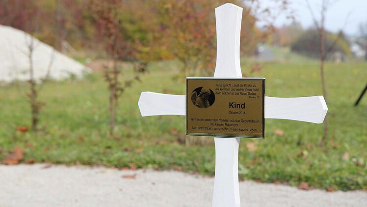 Das tote  Baby wurde wenige  Tage, nachdem es nahe  Walsdorf gefunden worden war, auf dem Friedhof der  Gemeinde im Landkreis  Bamberg  beigesetzt. Erst  Wochen später konnte die  Polizei seine Identität klären.  Foto: Michael Gründel/Archiv