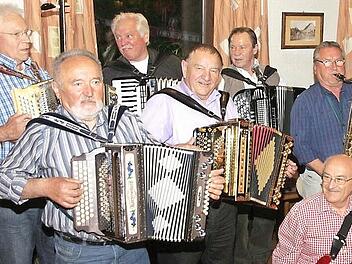 Die Musikanten um Rudolf Römer sind Gratulanten für eine gute und ausgelassene Stimmung in Schlaifhausen.  Fotos: Galster