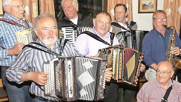 Die Musikanten um Rudolf Römer sind Gratulanten für eine gute und ausgelassene Stimmung in Schlaifhausen.  Fotos: Galster