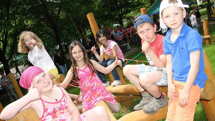 Testurteil sehr gut: Toll finden die Kinder (von links vorne im Uhrzeigersinn) Jule, Enya, Rosalin, Fatin, Samuel und Finn den neuen Niedrigseilgarten im Spielplatz an der Kapellenstraße. Foto: Ralf Ruppert