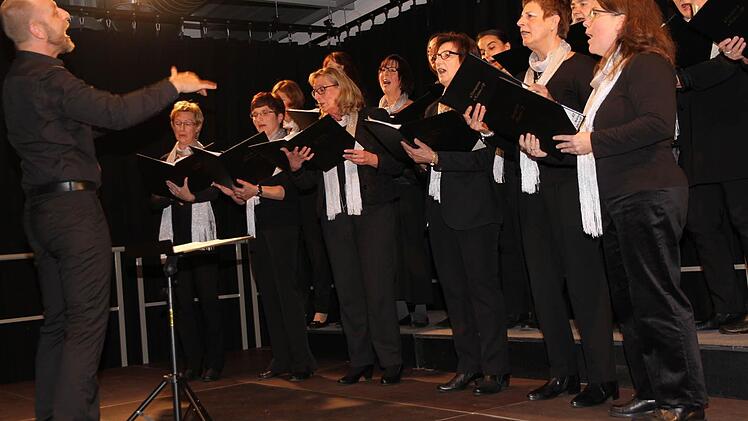 Der Gesangverein Hausen sang in Eggolsheim unter der Leitung des Dirigenten Christof Goger (l.).  Fotos: Erlwein