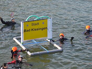 Mit einem selbstgebauten Floß nahm die Ortsgruppe der Wasserwacht Bad Kissingen an dem Schwimmen teil.  Foto: Monika Bohatsch