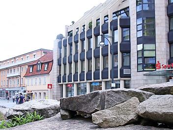 Gewaltige Ausmaße - ein ganzes Stadtquartier - hat der Gebäudekomplex der Sparkasse in Schweinfurt: Vom Jägersbrunnen (wo einst C&A lag) bis hinunter zum Roßmarkt reihen sich Häuser, die die Sparkasse mit diversen Abteilungen besetzt - von den gewerblichen Finanzkunden über Immobilien bis zu Otto Normalverbraucher. Das Institut erstreckt sich auch in die Tiefe zur Siebenbrückleinsgasse, wo das Sparkassen-Veranstaltungszentrum liegt. Mit dem Kreis Haßberge auf Augenhöhe will man sich für die Z...