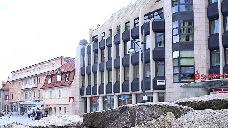 Gewaltige Ausmaße - ein ganzes Stadtquartier - hat der Gebäudekomplex der Sparkasse in Schweinfurt: Vom Jägersbrunnen (wo einst C&A lag) bis hinunter zum Roßmarkt reihen sich Häuser, die die Sparkasse mit diversen Abteilungen besetzt - von den gewerblichen Finanzkunden über Immobilien bis zu Otto Normalverbraucher. Das Institut erstreckt sich auch in die Tiefe zur Siebenbrückleinsgasse, wo das Sparkassen-Veranstaltungszentrum liegt. Mit dem Kreis Haßberge auf Augenhöhe will man sich für die Z...