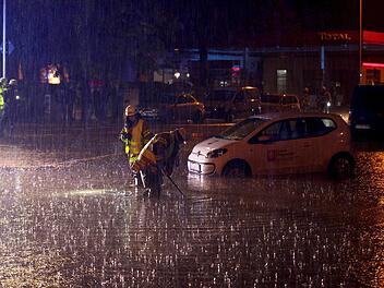 Extreme Unwetter der Warnstufe 4 über Franken: Die Hochwasser-Gefahr steigt durch den heftigen Starkregen in manchen Landkreisen. Symbolfoto: Ralf Roeger/dmp press/dpa