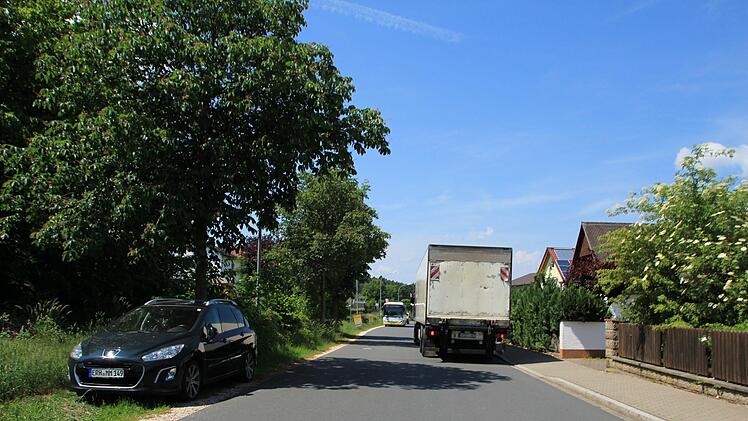 In der Zeckerner Hauptstraße wird es eng.  Foto: Andreas Dorsch