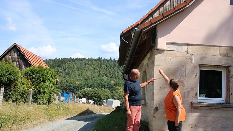 Direkt am Haus von Elisabeth und Thomas Lindner vorbei führt die Zufahrt zum neuen Baugebiet in Höferänger (im Hintergrund). Die Hausbesitzer befürchten, dass das Hauseck einfach wegbrechen könnte, wenn der Untergrund durch schwere Baufahrzeuge in Bewegung gerät.Foto: Katrin Geyer