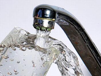 Die Gemeinde Harsdorf muss ihre Wasserversorgung neu ordnen. Symbolbild: Jochen Eckel/dpa