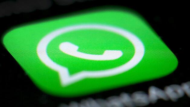 Neue Betrugsmasche: WhatsApp-Nutzer werden in einer Email aufgefordert, ihr Jahresabonnement f&uuml;r die App zu verl&auml;ngern - und sollen daf&uuml;r ihre Daten preisgeben. Symbolbild: Martin Gerten/dpa