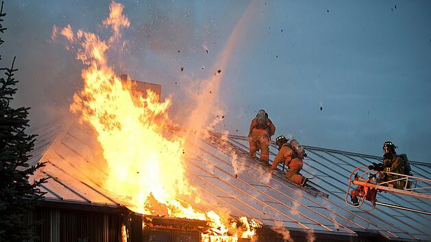 Symbolbild: Dachstuhlbrand, Feuer, Dach, Haus
